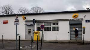 La poste s'occupe de faire suivre votre courrier et colis vers votre nouvelle adresse. Coronavirus La Poste Veut Continuer A Distribuer Le Courrier Des Facteurs Exercent Leur Droit De Retrait