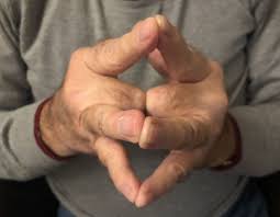 Pamiętaj także o tym, że musi być to pierścionek, który kobieta nosi dokładnie na tym samym placu, na który ma być przeznaczony nowy pierścionek. Dlaczego Nosimy Obraczke Na Serdecznym Palcu Poznaj Chinska Legende I Sprawdz Ja Kobietaxl Pl Portal Dla Kobiet Myslacych