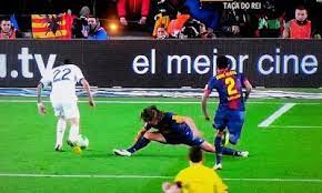 Di maria skills humiliates puyol {embarrassing}. Rmadridhome On Twitter Throwback Angel Di Maria Vs Carles Puyol