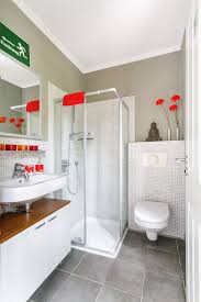 Modernes Gastebad Mit Dusche Waschbecken Und Toilette Eco System Haus Baustil Haus Bauhausstil