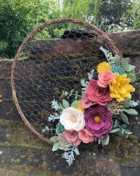 With teleflora, you can buy happy birthday flowers, get well bouquets, funeral and sympathy flower arrangements, and everyday beautiful florals. Der Etsy Shop Vorrat Ist In Knapp Drei Stunden Verfugbar Geh Zu Meinem Etsy Shop Geschenke Felt Flowers Chicken Wire Crafts Diy Wreath