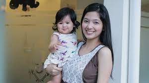 Known best for her roles in popular television series such as gagambino. Jean Garcia Praises Daughter Jennica Uytingco For Doing A Water Birth