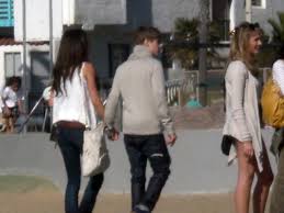 Resultado de imagen para justin bieber pasiando con selena gomez