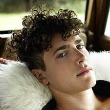 63 Astuces Pour Les Hommes Avec Des Cheveux Frises Coupe Cheveux Frises Homme Cheveux Courts Boucles Homme Coiffure Homme Cheveux Boucles
