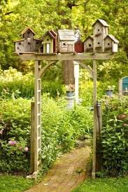 50 Amazing Bird House Ideas For Your Backyard Space Mit Bildern Diy Gartenbau Selbstgemachte Gartenmobel Gartendekor