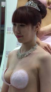 內衣展偷拍！隱隱約約好像拍到乳頭？-A圖網免費A圖A片-成人情色貼圖區