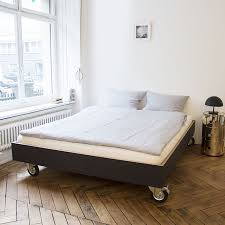 Zusätzlich ist das holz robust und wirkt feuchtigkeitsregulierend. Das Bett Auf Rollen Bett Mobelideen Haus Deko