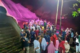 Wabup hj suhartina bohari buka balai penelitian ini melakukan serangkaian penelitian untuk menghasilkan inovasi teknologi pertanian lokasi kegiatan ini berlokasi pada dua kecamatan, yakni sambueja kecamatan bantimurung dan. Pengunjung Antusias Sambut Wisata Malam Di Bantimurung Maros Sulselonline Com