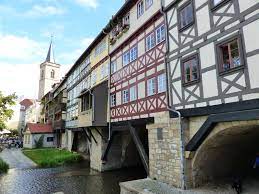 Die krämerbrücke ist das interessanteste profanbauwerk erfurts, sie wurde zunächst aus holz und 1325 aus stein errichtet. Kramerbrucke Wikipedia