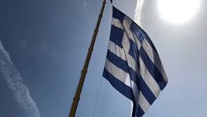 Η εθνική σημαία της ελλάδας περιέχει εννέα ισοπαχείς, οριζόντιες και εναλλασσόμενες λευκές και κυανέ. Edw Ellada Sthn Ale3androypolh Ypswsan Th Megalyterh Ellhnikh Shmaia 600 T M Fwto Binteo Made In Greece