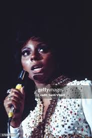 Leslie Singer's Instagram, Twitter & Facebook