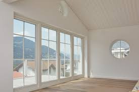 Weiss Vertafelte Kathedraldecke Und Rundes Fenster Geben Einen Beach Haus Charakter Haus Haus Wohnzimmer Haus Bauen