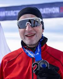 Escuché esto de un corredor de 1500m (3:26,00). “Siempre he mantenido que  el récord personal más difícil de superar en 3000m (7:20,67). En mi  opinión, es más difícil que el de 1500m.”