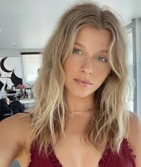 How cute is she! 😍 A little BTS selfie from yesterday's shoot HMU by me  using @becca backlight priming filter @smashboxcosmetics studio skin hydra  foundation @benefitcosmetics hoola bronzer @coverfx power play concealer @