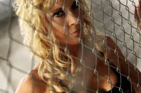 Mulher diz que é tão bonita que não consegue ter amigos