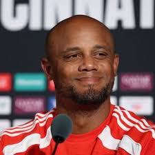 Eklat um Schiedsrichter in erster mexikanischer Liga: Fernando Hernández  mit Kniestoß zwischen die Beine eines Spielers