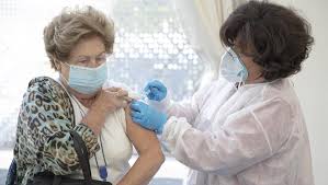 La vacuna contra el coronavirus creada por las farmacéuticas estadounidense pfizer y alemana biontech podría empezar a ser distribuida antes de que termine el año en estados unidos o la unión europea (ue), declaró este jueves el fundador y presidente de biontech, ugur sahin. Vacuna Pfizer Los Datos Muestran Una Eficacia Del 90 Contra El Coronavirus