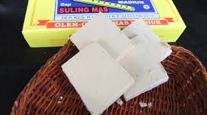 Pada fermentasi ketan menjadi tape, berlangsung aktivitas enzim yang dikeluarkan oleh kapang dan khamir. Brem Wikipedia