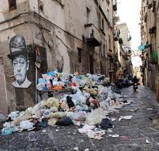 Si trova al primo piano di uno stabile dove vi si accede da un piccolo ingresso indipendente e una scala a chiocciola. Napoli La Vergogna La Casa Di Toto Alla Sanita Invasa Dai Rifiuti