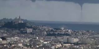 Acești vânători de tornade înregistrează date și informații prețioase. Video Une Mini Tornade Filmee Au Large De Marseille