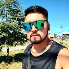 ☝️ “Ahora hay mucho plástico. Veamos si podemos limpiar todo antes de que  empiece a llover y todo este plástico acabe en el océano”, comenta en cada  uno de sus videos. 🌧️