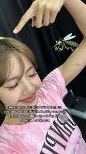 Lisa Lộ Diện Hình Xăm Hoa Nhung Tuyết