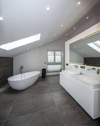 Referenzen Einfamilien Und Zweifamilienhauser Moderne Badgestaltung Bei Diesem Einfamilienhaus Wurde Sichtbe In 2020 Badgestaltung Satteldach Modern Einfamilienhaus