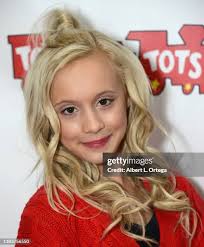 228 Kameron Couch Photos & High Res Pictures