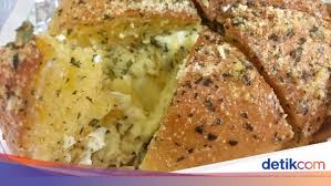Cara membuatnya memang tidak terlalu sulit namun tidak gampang juga. Resep Korean Garlic Cheese Bread Ala Yongki Gunawan