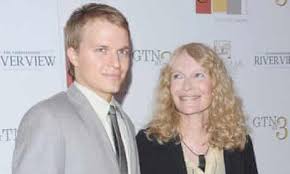 .claims singer's daughter tina sinatra tina sinatra, 66, laughed when he asked if mia farrow's son ronan, 27, was her brother in 2013, mia farrow admitted that frank sinatra may be the father of her son, instead of woody allen ronan farrow later responded by tweeting: Mia Farrow Woody Allen S Son Ronan May Be Frank Sinatra S Woody Allen The Guardian