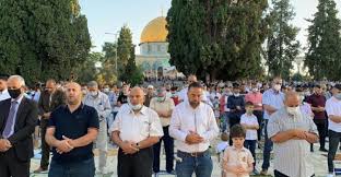Jun 11, 2021 · كيفية صلاة الاستسقاء أن يصي الإمام بالناس ركعتين في وقت لا يكون فيه ماء، وفي الركعة الاولى يقول الفاتحة، وسبح اسم ربك الأعلى جهراً، وفي الثانية يجهر بالغاشية، وصلاة الاستسقاء مثل صلاة العيد، ففي الركعة الأولى يكبر. ÙƒÙŠÙÙŠØ© ØµÙ„Ø§Ø© Ø¹ÙŠØ¯ Ø§Ù„ÙØ·Ø± ÙˆØªØ­Ù…ÙŠÙ„ ØªÙƒØ¨ÙŠØ±Ø§Øª Ø¹ÙŠØ¯ Ø§Ù„ÙØ·Ø± Ø§Ù„Ø³Ø¹ÙŠØ¯ 2021 ÙˆÙƒØ§Ù„Ø© Ø´Ù…Ø³ Ù†ÙŠÙˆØ² Shms News Ø¢Ø®Ø± Ø£Ø®Ø¨Ø§Ø± ÙÙ„Ø³Ø·ÙŠÙ† ÙˆØ§Ù„Ø¹Ø§Ù„Ù…