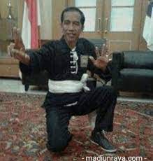 Foto itu pun ramai dikomentari warganet lainnya. Pengesahan Psht Jokowi