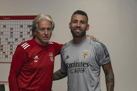 The argentine defender won two premier. Benfica Otamendi E Capitao Na Polonia Maisfutebol