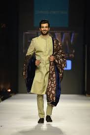 Bu Pakistanli Kara Kas Kara Goz Gulen Surat Tas Model Shahzadnoor Ustundeki De Kurta Iste Desi Clothes Couture Clothes