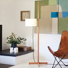 Wenn du moderne standleuchten bevorzugst, bieten sich metallfarbtöne und gefärbtes glas an. Holz Stehlampen Fur Ihr Wohnzimmer Lampenwelt De