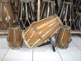 Tjetje somantri (1951) daerah jawa barat antara lain sumedang, bandung, garut dan tasikmalaya pada tahun 1930 didatangi oleh rombongans topeng berupa wayang wong dengan dalangnya bernama koncer dan wentar. Alat Musik Tradisional Jawa Barat Nama Gambar Penjelasan