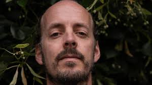 EN KVINNAS KAMP TILL DUSCHEN