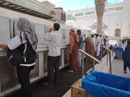 Kami memastikan langsung dari keaslian import lewat udara atas air zam zam ini. Air Zamzam Nabawi Dan Sumber Rezeki Orang Indonesia Di Tanah Suci Okezone Haji
