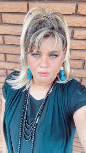 Maquiadora e Cabelereira Brasileira faz sucesso na Flórida levando beleza e  alegria para suas compatriotas