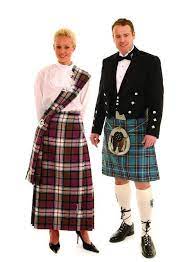 Escocia es un lugar que guarda todavía los secretos de la masonería y los templarios. Escocia Traje Escoces Moderno Trajes Escoceses Vestidos Tradicionales Traje Tipico