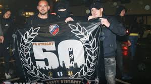 Updatesupporters van fc utrecht hebben zaterdag aan het eind van de middag bij het kantoor van de de fans hingen een spandoek op met de tekst 'knvb maffia' en een doodsverwensing aan het. Fc Utrecht Fans Vieren 50 Jarig Bestaan Van De Club Rtl Nieuws