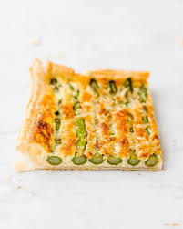 Spargeltarte Mit Grunem Spargel Kase Und Einer Ei Rahm Sauce Gebacken Auf Blatterteig Das Perfekte Tart Rez Vegetarisches Essen Rezepte Hausgemachtes Essen