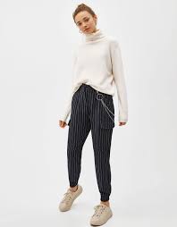 Bershka Black Cargo Pants With Chain Panteloni Cargo Me Alysida Anakalypste To Mazi Me Polla Alla Royxa Sto Bershka Me Nees Paralabes Ka8e Ebdomada Simple Summer Outfits Joggers Outfit Clothes