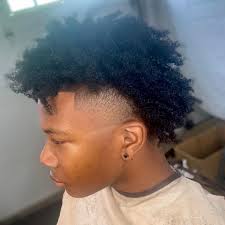 Beyond the popular low and high taper fade haircuts, there are a number of different types of fades, such as the temp, bald fade, drop, burst, and razor.similarly, you can combine the taper fade with a comb over, mohawk, afro, high top, or curly hair to create any classic or modern men. 25 Cool Temple Fade Haircuts 2021 Styles
