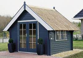 Een chalet is een mooie manier om extra leefruimte en genot te creëren. Deze Blokhut Mag Met Recht Een Sieraad In De Tuin Genoemd Worden Prachtig Houtdecor Verfbeits Wit Gecombineerd Met Blauw Tuinhuisjes Tuinhuis Blokhut