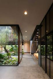 Les architectes intérieur little worker prêts à vous accompagner de la conception à la réalisation de vos travaux et projets. Cour Interieure Et Pierre Brute Dans Une Maison Design Pronant La Verdure Maison Design Interieur Maison Design Maison D Architecture