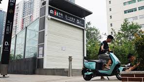 郑州火车站是郑州地铁 1号线的一个车站，规划为1号线和10号线的换乘站。 位于京广路以东、中原东路以南郑州火车站的西广场，启用于2013年12月28日 。 该站为1号线一期工程客流重点站。 7q5lc Jgtus Dm