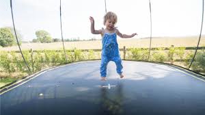Kein Kinderspielzeug Wie Gefahrlich Ist Mein Garten Trampolin Gesundheit Bild De