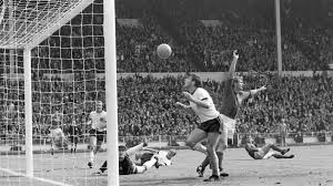 Der kumpel, der seine ganze kohle für fifa raushaut. 50 Jahre Wembley Tor Nicht Im Tor Kein Tor Archiv