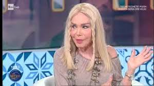 Nell'estate 2011 è passata a sky italia , da cui è uscita due anni dopo per poi lavorare in tv senza legare in esclusiva la propria immagine a un. Maria Giovanni Elmi La Fatina Degli Italiani C E Tempo Per 08 07 2020 Youtube